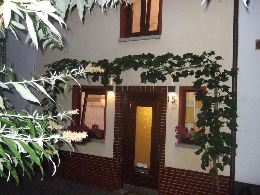 Вилла Kleines Winzerhauschen Бремм Номер фото